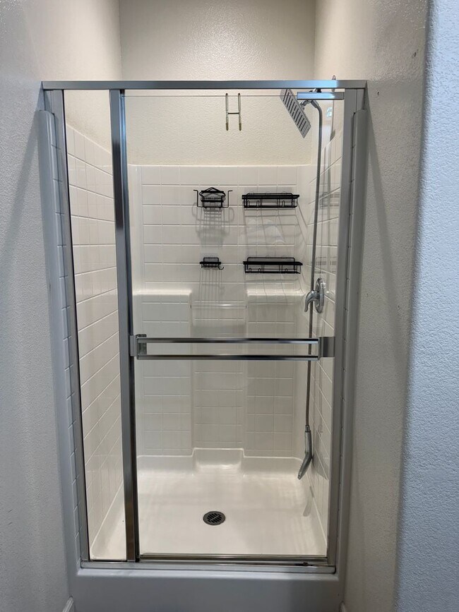 Building Photo - NOW AVAILABLE!! BEAUTIFUL HOME IN GATED COMMUNITY OF PATTERSON