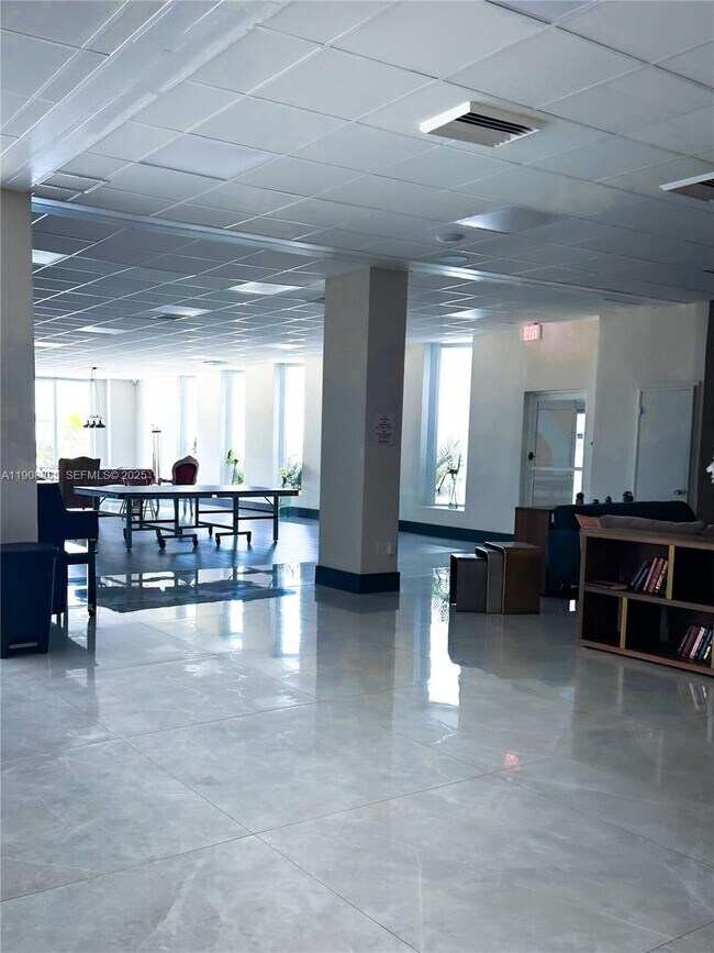 Building Photo - 3140 S Ocean Dr