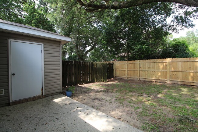 Building Photo - 2 bedroom 1 bathroom home with an open liv...