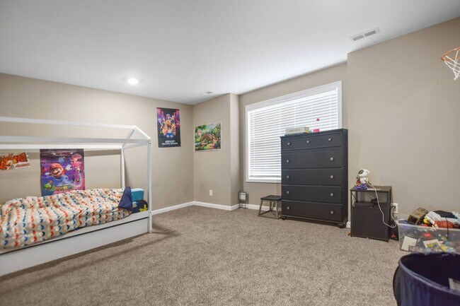 Building Photo - Two Bedroom in Sango!