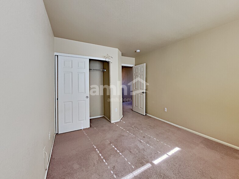 Building Photo - 10819 Hawthorne Berry St