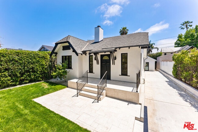 Building Photo - 8916 Ashcroft Ave