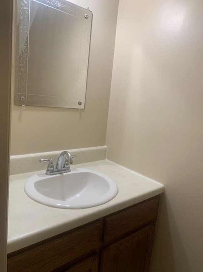 Building Photo - 2-Bedroom townhome - Cliffridge