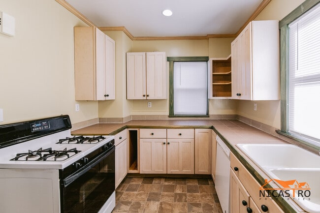 Building Photo - 2140 Waldeck Ave