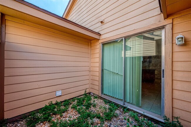 Building Photo - 1490 Hunters Park Dr