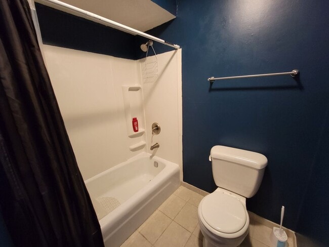 Building Photo - Renovated 2 Bedroom Apartment Conveniently...