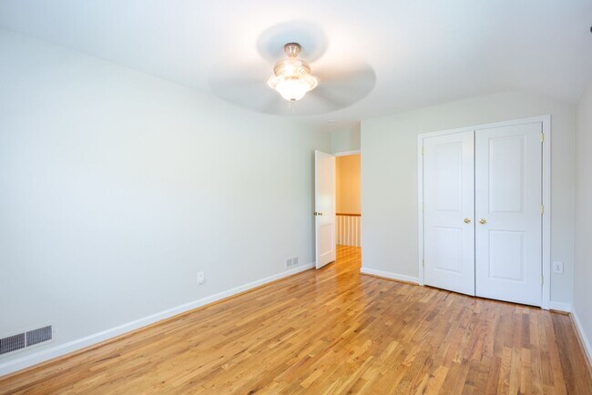 Building Photo - Charming  3 BR/1 BA Single-Family Home in ...