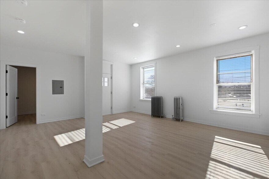 Building Photo - 6977 N Bell Ave