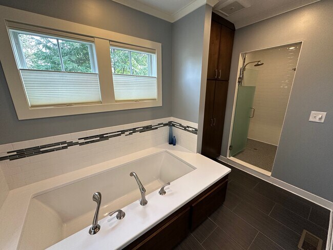 Building Photo - 4015 Wood End Dr