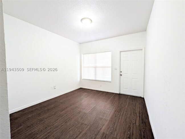 Building Photo - 825 SW 6th St