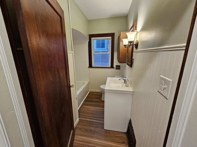 Bathroom - 3029 W Franklin St