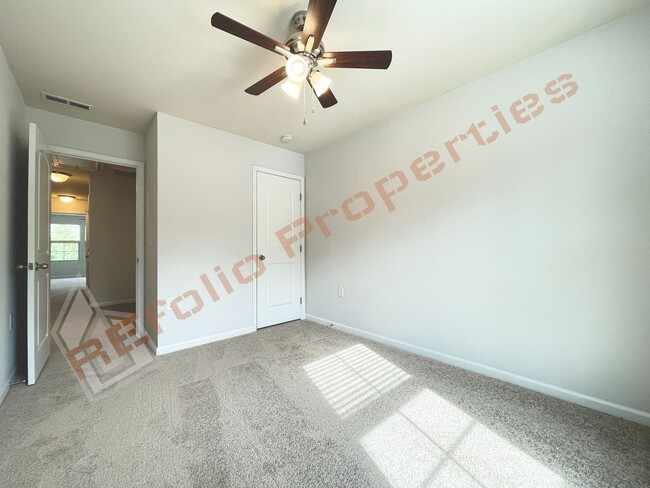 Building Photo - Fresh Paint and New Carpets! Cozy 3 bedroo...