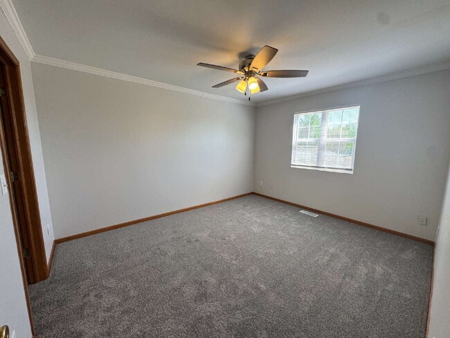 Building Photo - 2 BD/1.5 B at Windsor Court Townhomes in Ottawa IL! 1405 Windsor Court
