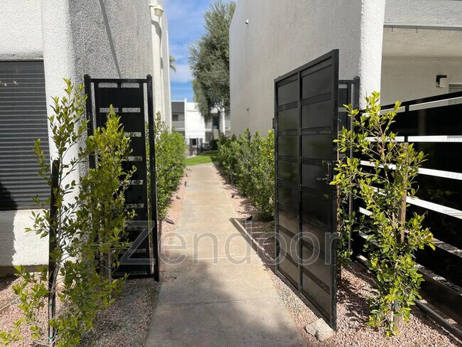 Building Photo - 302 E Monte Vista Rd