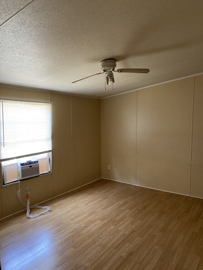 Building Photo - Spacious mobile home in a lovely community located in downtown area of Athens.