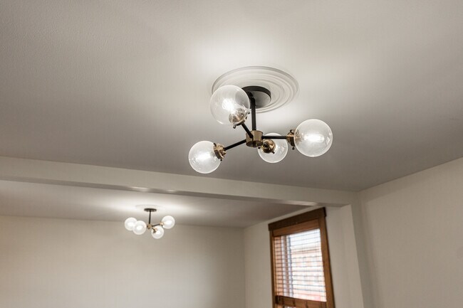 Building Photo - 318 W State St