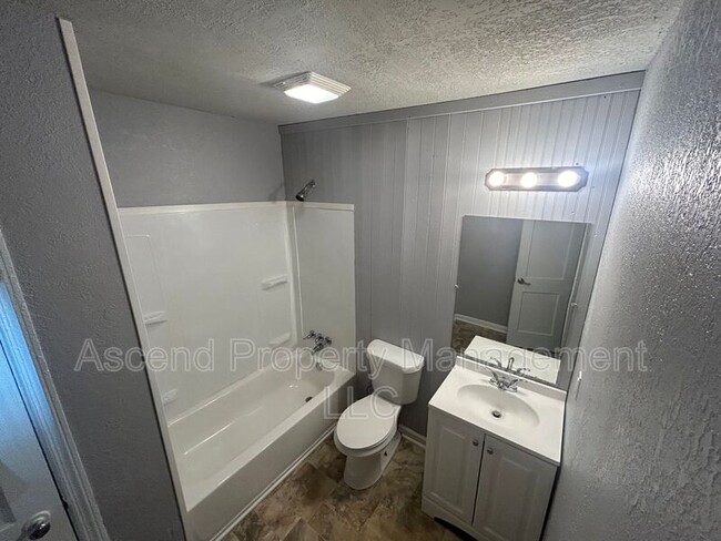 Building Photo - 217 Sequoia Dr