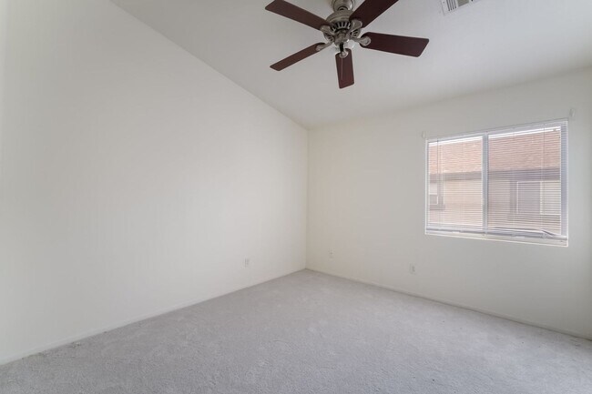 Building Photo - Spacious Henderson Townhome with Modern Up...