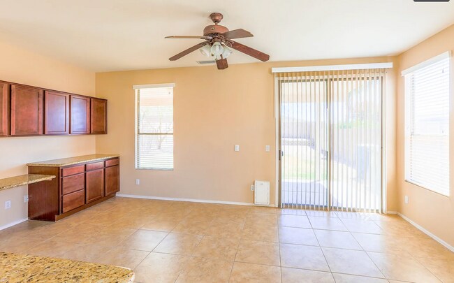 Building Photo - Three bed and two /half bath North Phoenix