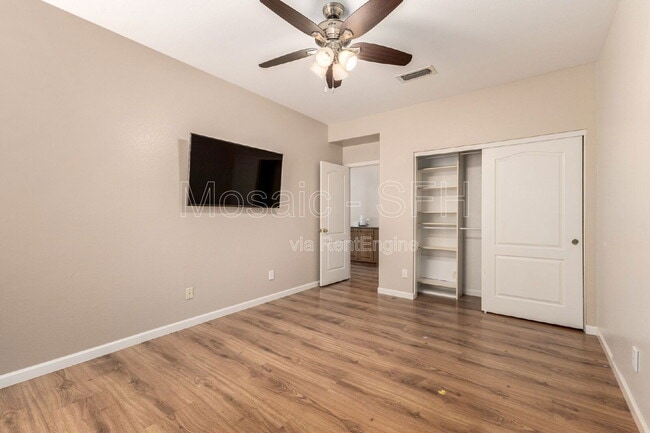 Building Photo - 2738 E Silverwood Dr