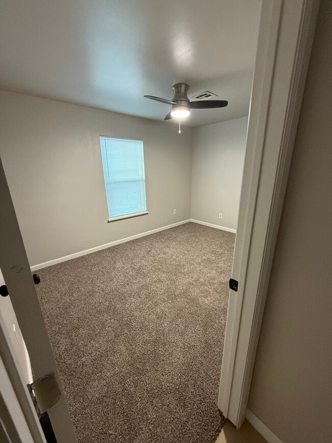 Building Photo - 917 Hillpoint Ln