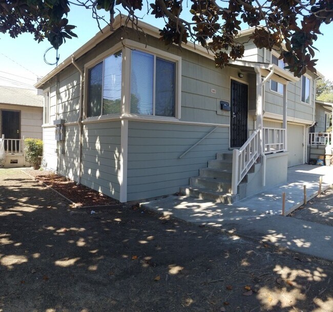 Building Photo - Renovated 1-Bedroom with Garage Parking & ...