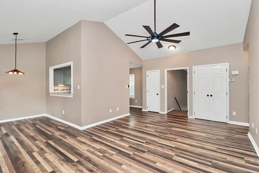 Building Photo - 9214 Kings Canyon Dr
