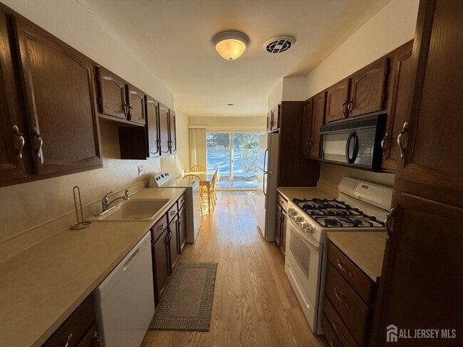 Building Photo - 10 Tyndall Rd