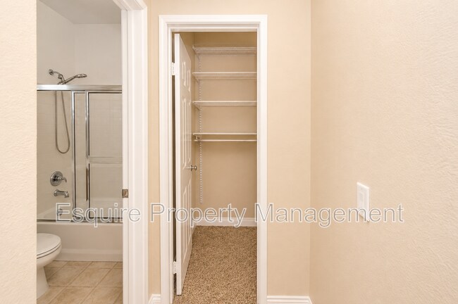 Building Photo - 2337 Chapel Dr