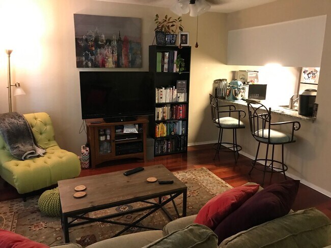 Building Photo - PRE-LEASE - HUGE HYDE PARK 1 BEDROOM - REAL WOOD FLOORS - $1375 - AVAIL AUG 10 2026