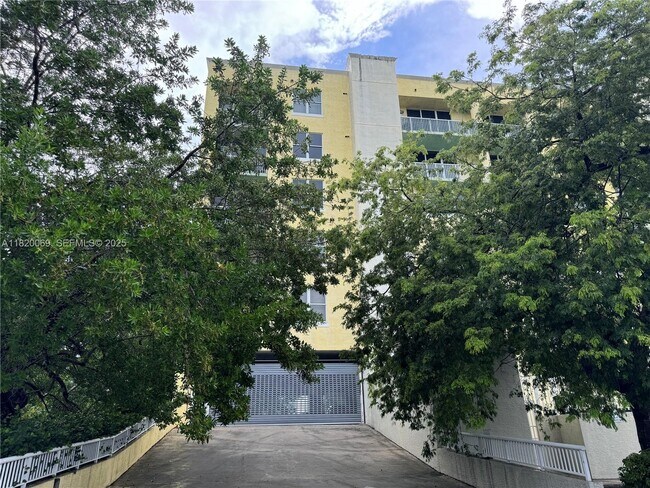 Building Photo - 1350 NW 8th Ct