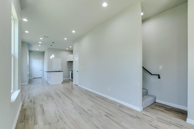 Building Photo - 1441 N Beckley Ave
