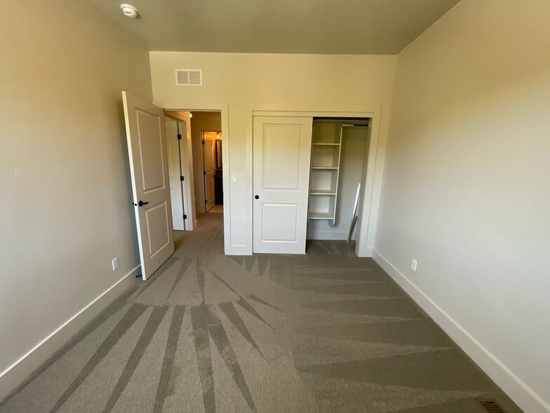 Building Photo - 6845 E Warm Springs Ave