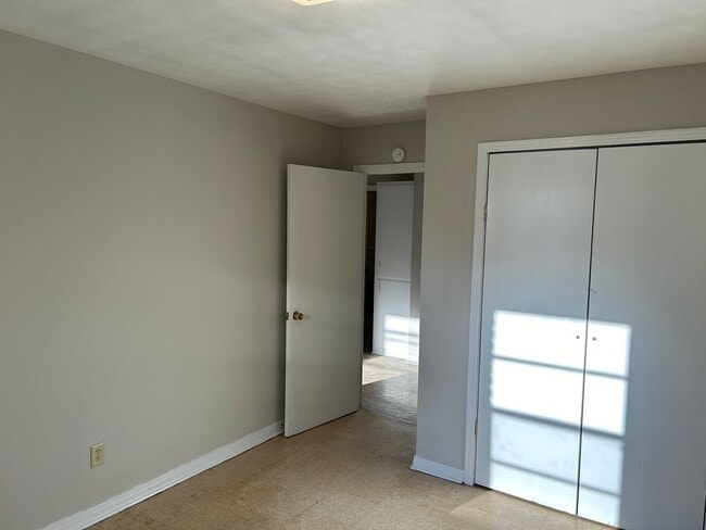 Building Photo - Rollins Dr 106/108 (duplex)