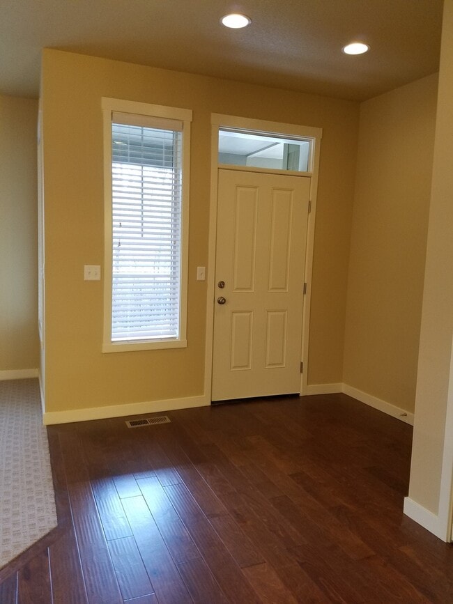 Building Photo - Beautiful Townhome in perfect location, only minutes from I-5