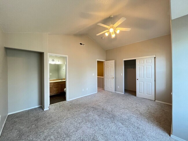 Building Photo - Super-Cute Townhouse! 3 bed + 2.5 baths w/ Fantastic Floor Plan! (A/C & Washer / Dryer included!)