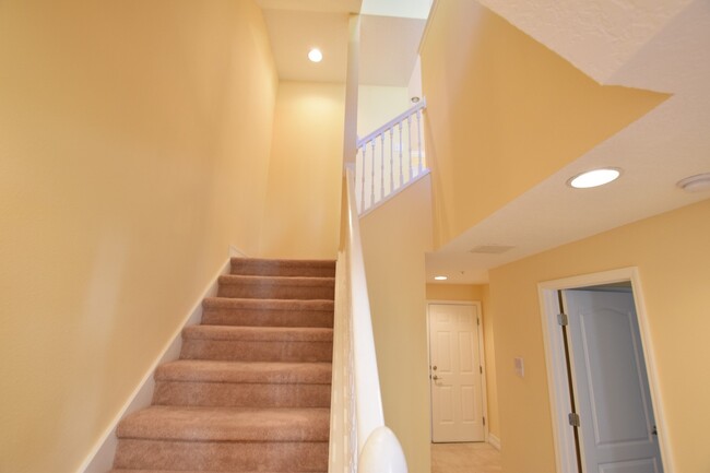 Building Photo - Gorgeous 4 Bed 3.5 Bath Townhouse for Rent...