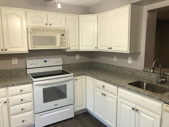 Building Photo - Townhouse-Village of Thomas Run-4 Bathrooms!!