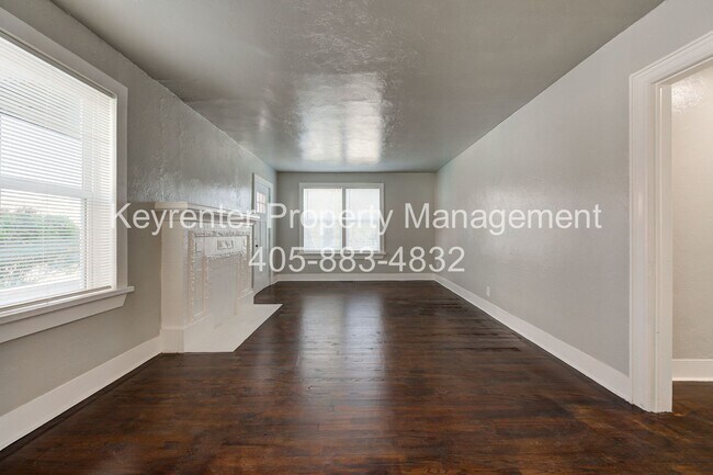 Building Photo - N Gatewood Ave Duplex