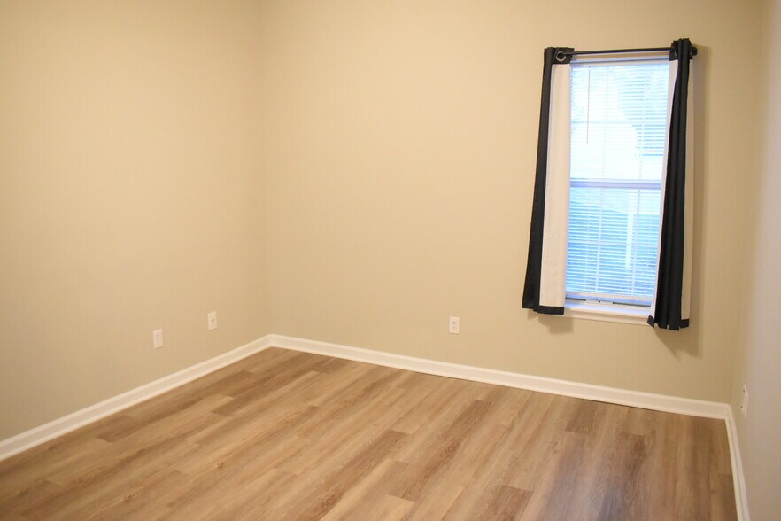 Building Photo - 4210 Wilshire Blvd