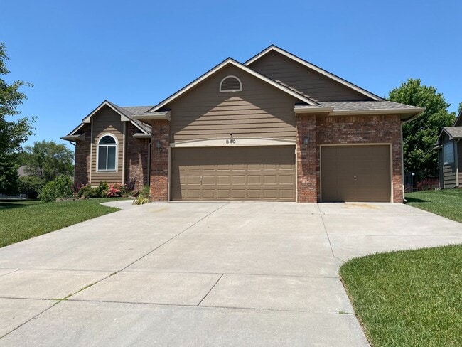 Building Photo - 840 N Bedford Ct
