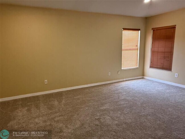 Building Photo - 1270 SW Aragon Ave