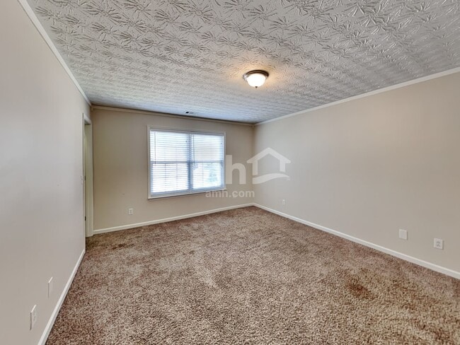 Building Photo - 327 Meadows Ln