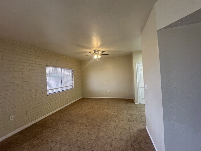 Building Photo - 3 bedroom 2 bath Townhouse