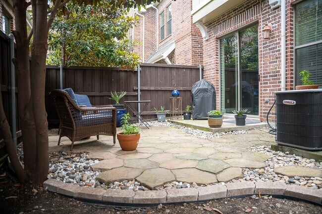 Building Photo - 1204 Lake Pointe Way