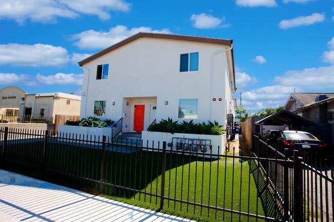 Building Photo - 630 1/2 W 79th St