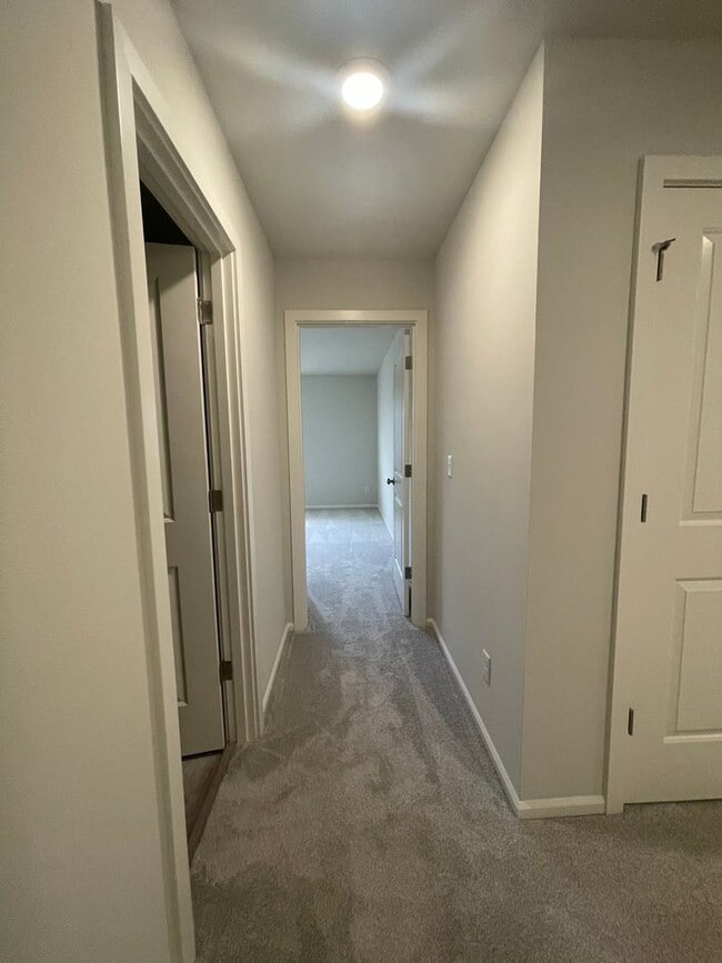 Building Photo - 4 bedrooms + BONUS ROOM And 2.5 baths Tumw...