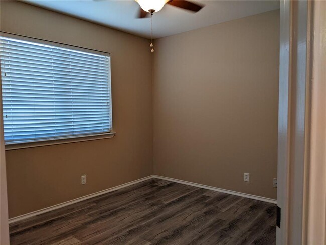 Building Photo - 302 McCarthur Dr