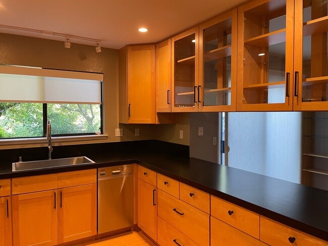 Building Photo - Beautiful End Unit Condo in Bennett Valley!