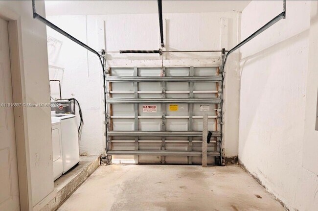 Building Photo - 3725 NE 23rd Ct